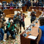 La presidenta de la Comunidad de Madrid, Isabel Díaz Ayuso (d), posa durante el debate del Estado de la Región, en la Asamblea de Madrid