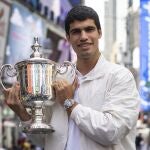 Alcaraz, con el trofeo de campeón del US Open en Times Square