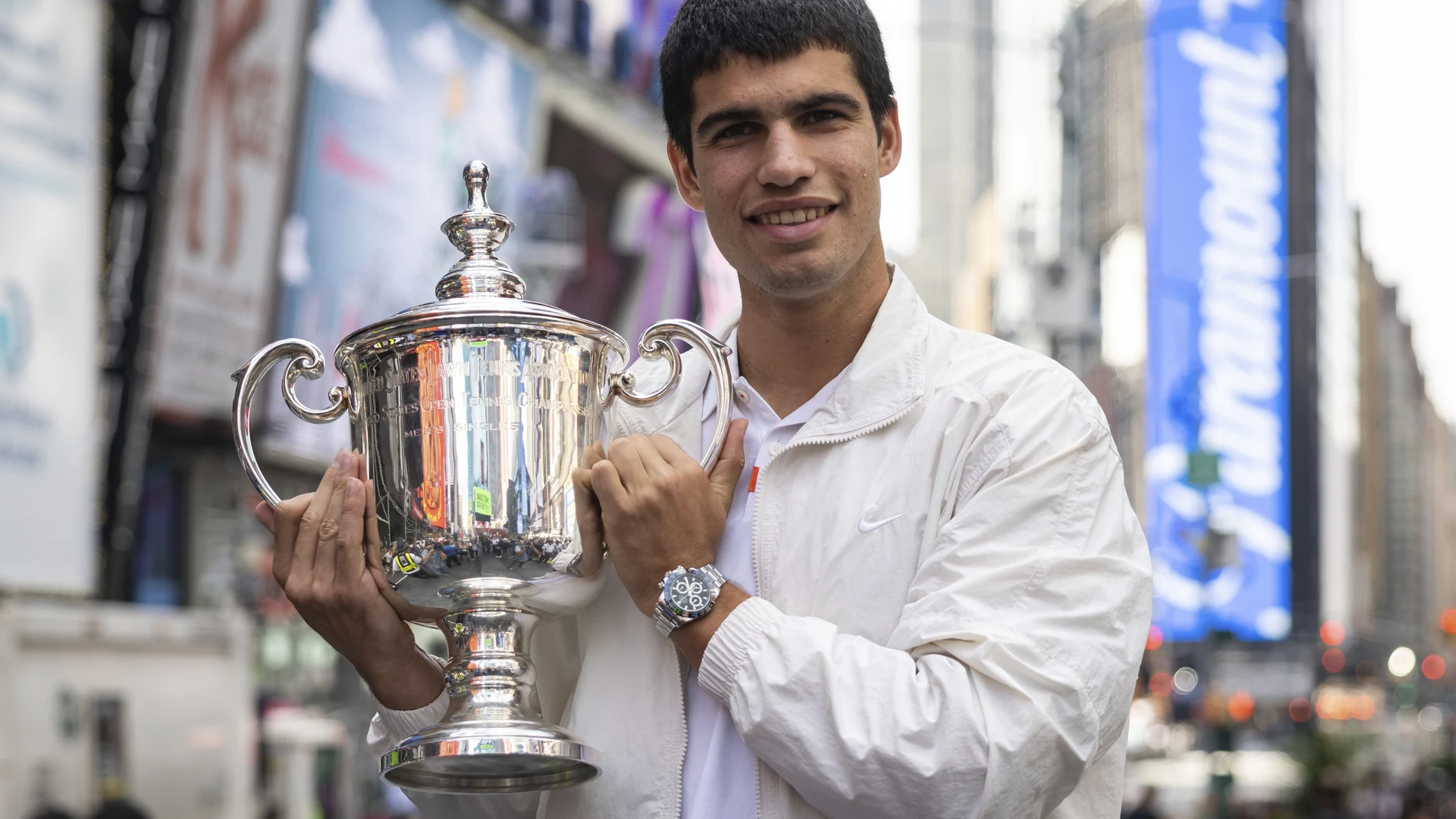 Alcaraz, con el trofeo de campeón del US Open en Times Square