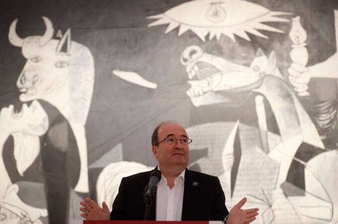 El ministro de Cultura y Deporte, Miquel Iceta, ante el "Guernica". EFE/ Juan Carlos Hidalgo