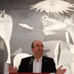 El ministro de Cultura y Deporte, Miquel Iceta, ante el &quot;Guernica&quot;. EFE/ Juan Carlos Hidalgo