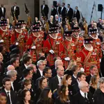 La Guardia del Rey a la llegada de Carlos III hoy a Westminster Hall donde el rey ha recibido las condolencias de los representantes de la Cámara de los Comunes y de los Lores