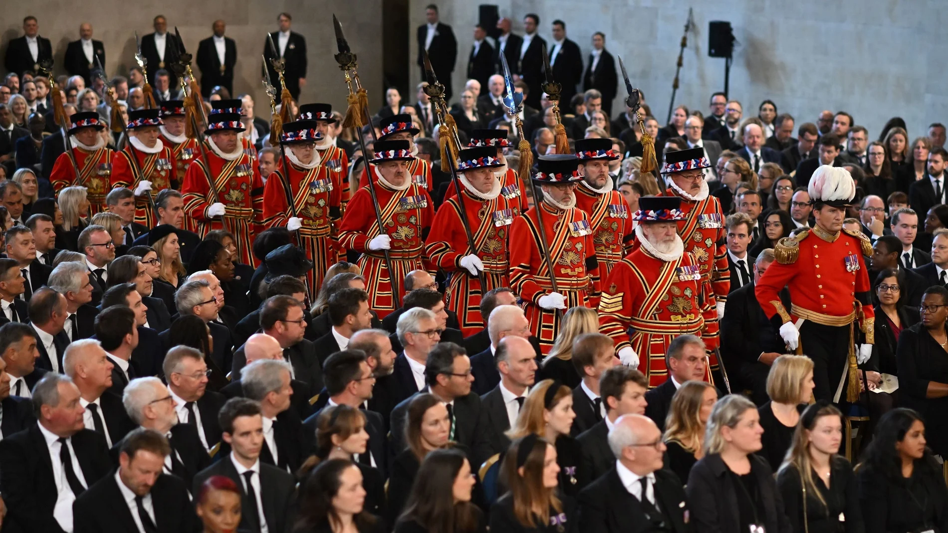 La Guardia del Rey a la llegada de Carlos III hoy a Westminster Hall donde el rey ha recibido las condolencias de los representantes de la Cámara de los Comunes y de los Lores
