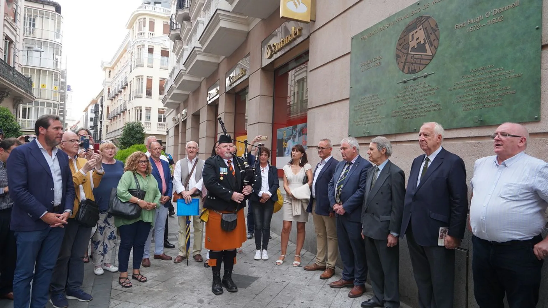 El Ayuntamiento de Valladolid conmemora con una placa el lugar donde estuvieron enterrados el descubridor Cristóbal Colón y el héroe irlandés Hugh O' Donnell