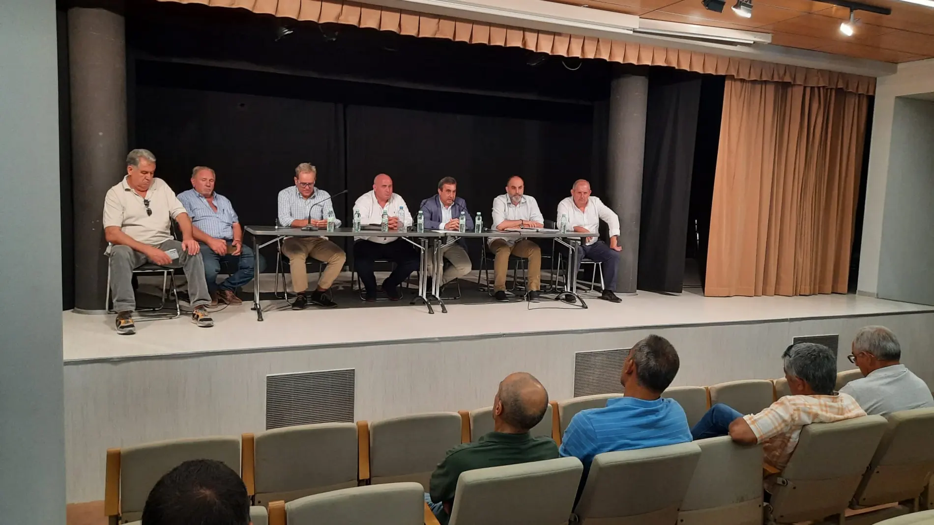 El director del Itacyl, Rafael Sáez, asiste a la Junta General Ordinaria de la Comunidad de Usuarios de Aguas Subterráneas "Comunidad de Regantes Comarca del Páramo de Cuéllar"
