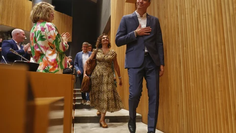 El presidente del Gobierno y secretario general del PSOE, Pedro Sánchez y la ministra de Hacienda y Función Pública, María Jesús Montero,