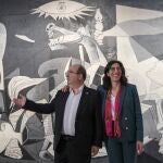La ministra de cultura francesa, Rima Abdul-Malakin y su homólogo español, Miquel Iceta