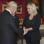 La vicepresidenta del Sinn Fein, Michelle O'Neill, estrecha la mano a Carlos III en Belfast