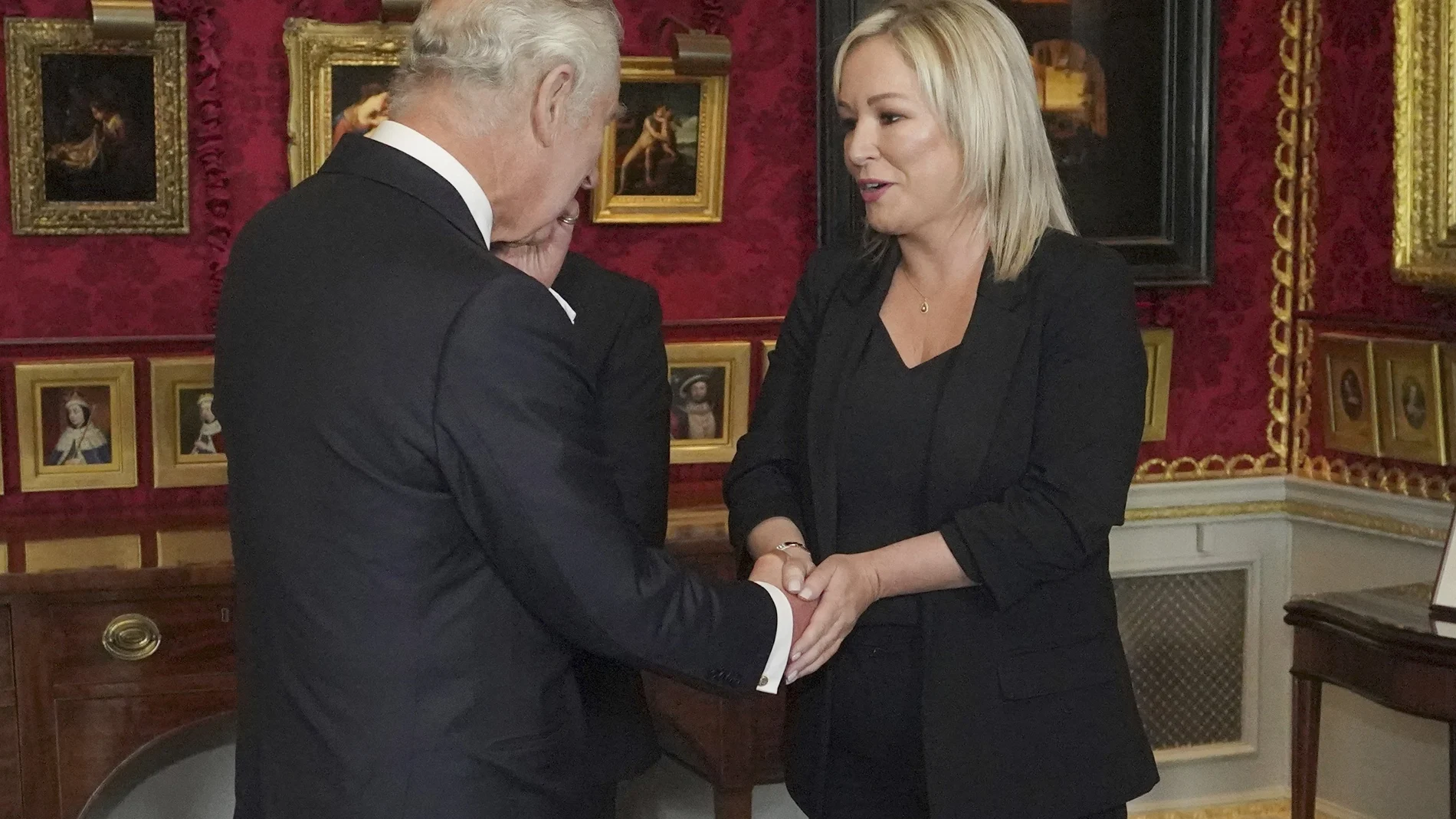 La vicepresidenta del Sinn Fein, Michelle O'Neill, estrecha la mano a Carlos III en Belfast