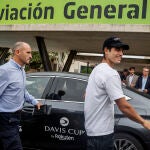 El tenista murciano Carlos Alcaraz (d) a su llegada al aeropuerto de Valencia