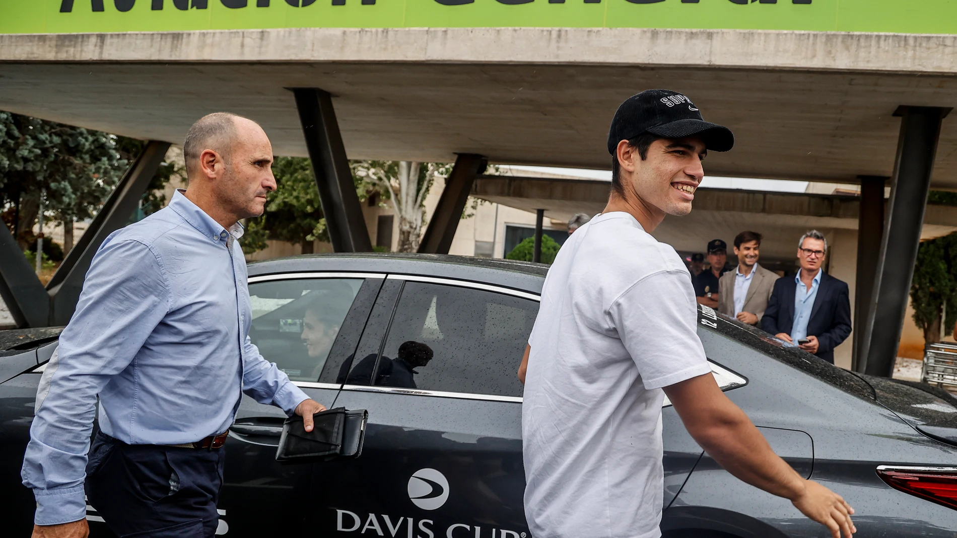 El tenista murciano Carlos Alcaraz (d) a su llegada al aeropuerto de Valencia