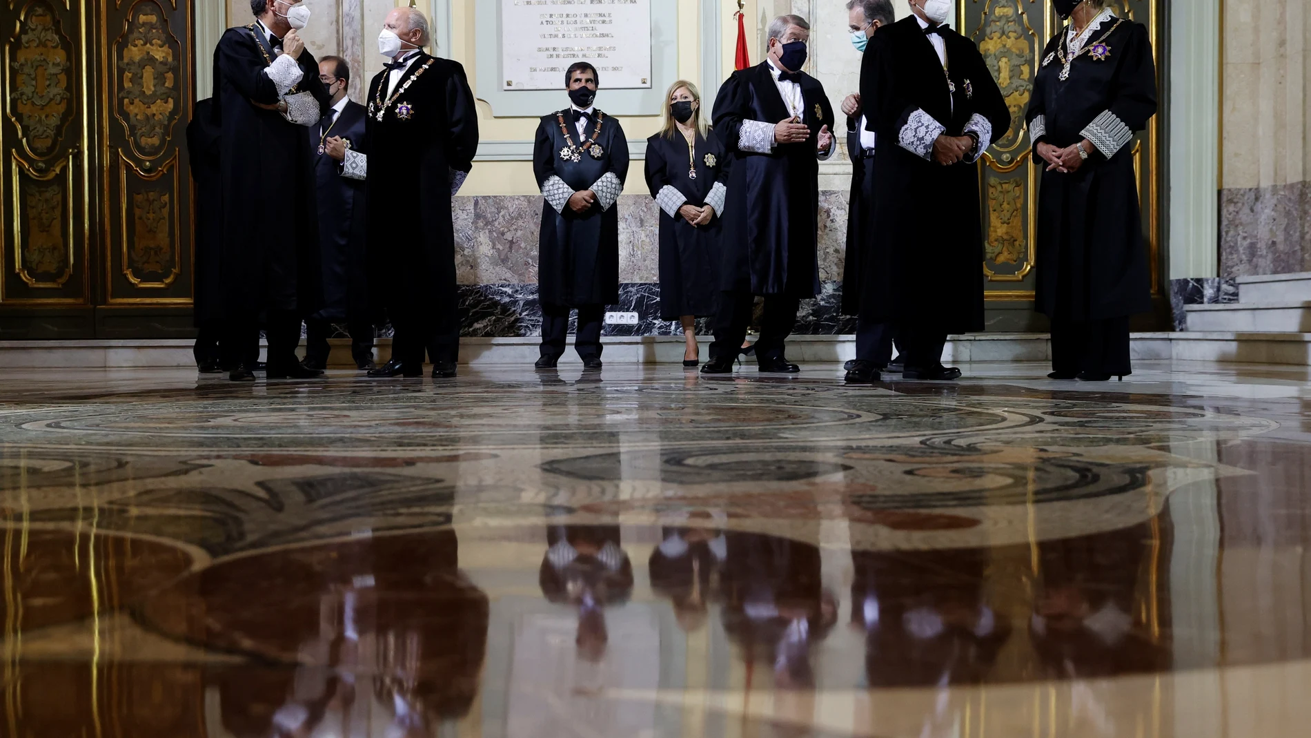 Varios miembros del Tribunal Supremo conversan en los pasillos de la institución durante la celebración del acto de apertura del Año Judicial en Madrid