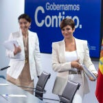 La ministra de Justicia, Pilar Llop (i) y la ministra Portavoz y de Política Territorial, Isabel Rodríguez (d), a su llegada a una rueda de prensa posterior a una reunión del Consejo de Ministros