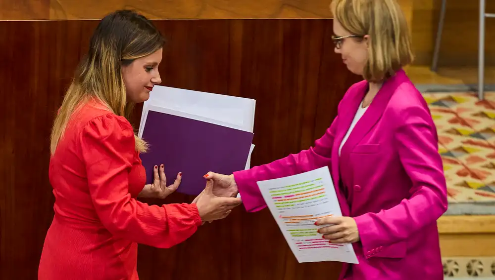 Alejandra Jacinto y Carolina Alonso (Podemos) durante la segunda jornada del pleno del Debate del Estado de la Región en la Asamblea de Madrid.