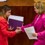 Alejandra Jacinto y Carolina Alonso (Podemos) durante la segunda jornada del pleno del Debate del Estado de la Región en la Asamblea de Madrid.