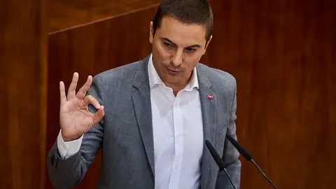 Juan Lobato portavoz del grupo parlamentario Psoe durante la segunda jornada del pleno del Debate del Estado de la Región en la Asamblea de Madrid.