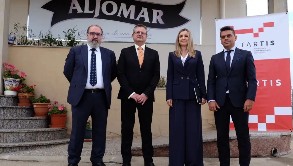 Foto de familia del consejero Gerardo Dueñas, con el presidente de Vitartis, Pedro Ruiz Aragoneses, el presidente de la asociación, José Luis Sánchez y la directora general de la Industria de la Cadena Agroalimentaria, María José González Garrachán