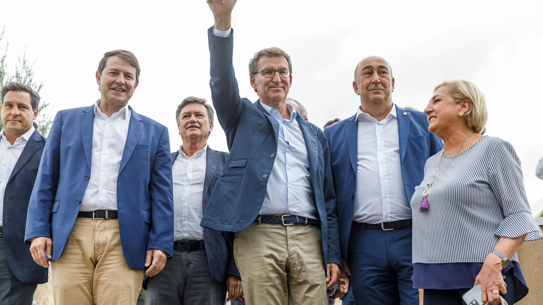 Núñez Feijóo junto a Fernández Mañueco, Francisco Vázquez, Paloma Sanz, Miguel Ángel de Vicente y Raúl de la Hoz, antes de la Junta Directiva del PP en Segovia