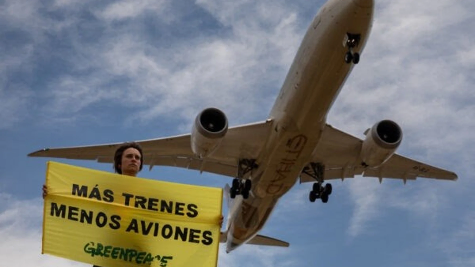 Campaña de Greenpeace "Más trenes, menos aviones" para reducir los vuelos