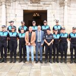 El alcalde de Ponferrada, Olegario Ramón, y el concejal de Seguridad Ciudadana, José Antonio Cartón, presentan a los nuevos agentes de la Policía Municipal