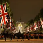 Repetición nocturna del traslado desde el Palacio de Buckingham a la abadía de Westminster del féretro de la reina Isabel de Inglaterra, en Londres