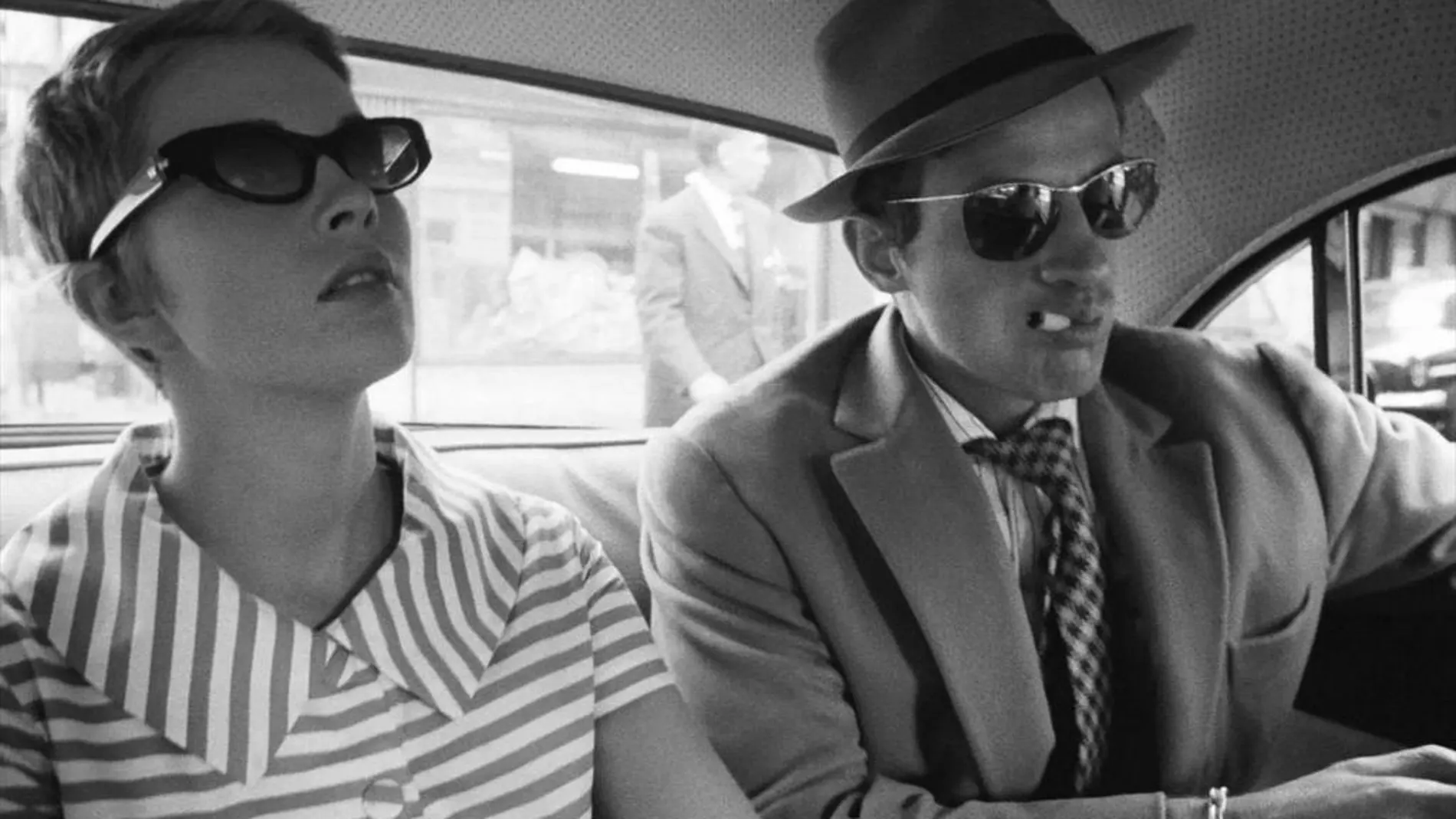 Jean-Paul Belmondo y Jean Seberg formaron un extraordinario tándem amoroso plagado de atracos, juegos, persecuciones y cigarrillos inacabados en "Al final de la escapada"