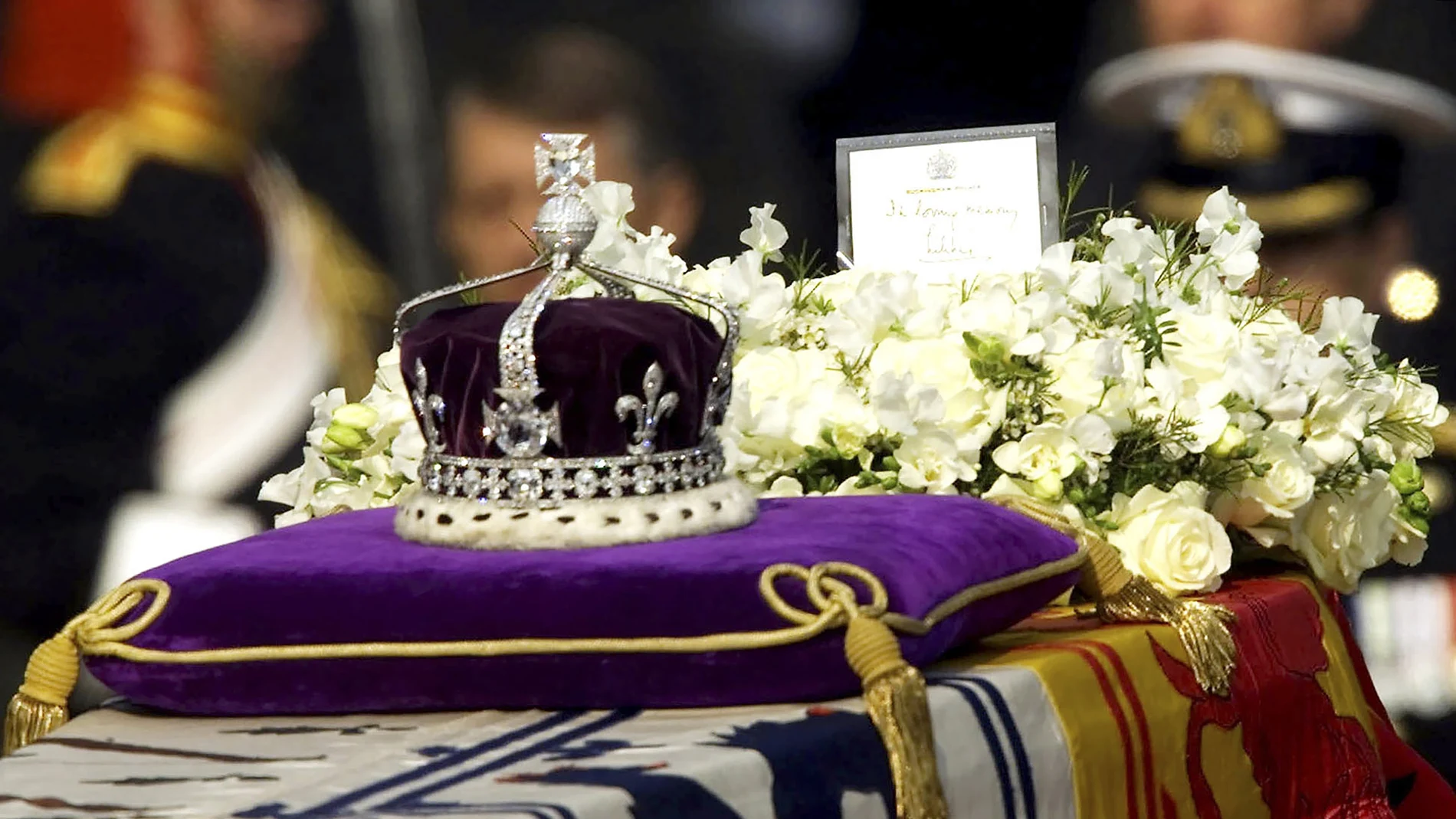 La corona sobre el féretro de Isabel II