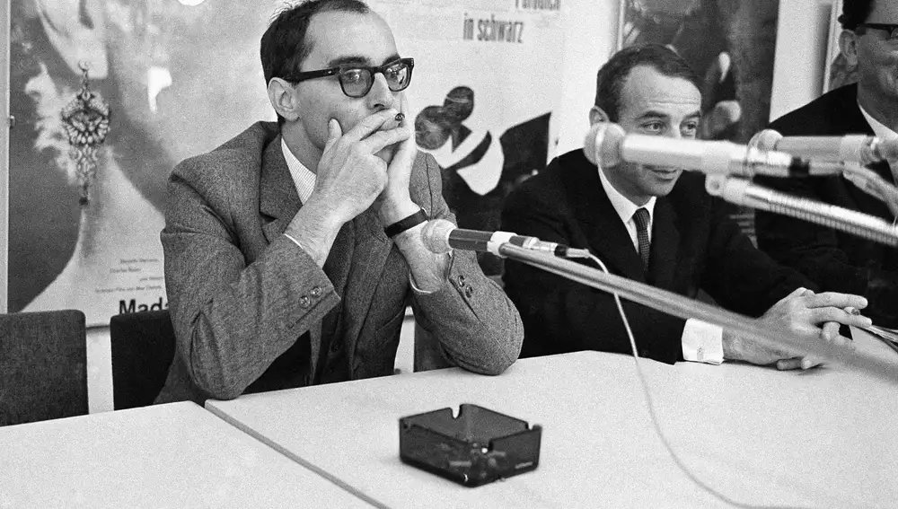 Jean-Luc Godard fumando en la presentación en el Festival de Berlín de &quot;Masculin, feminin&quot;, 1966.