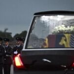El cortejo fúnebre parte hacia el palacio de Buckingham Palace