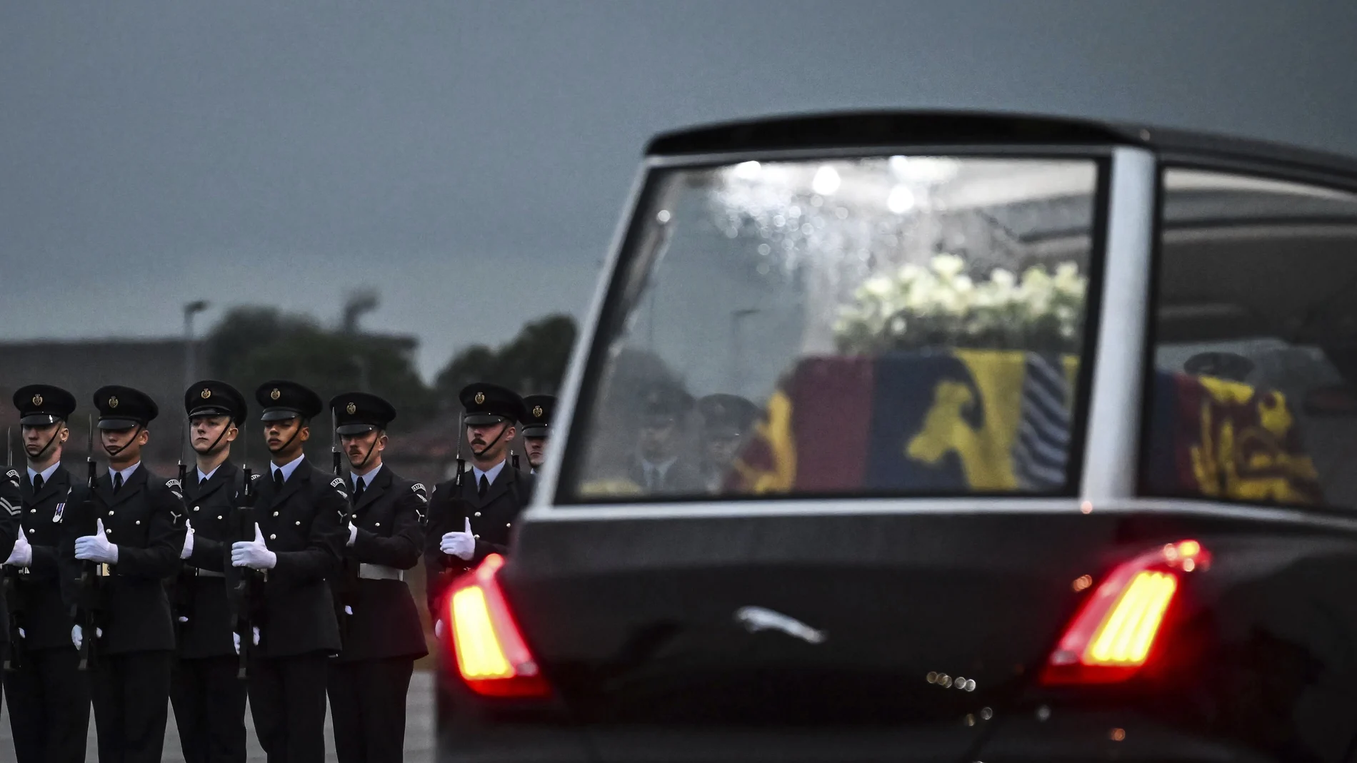 El cortejo fúnebre parte hacia el palacio de Buckingham Palace