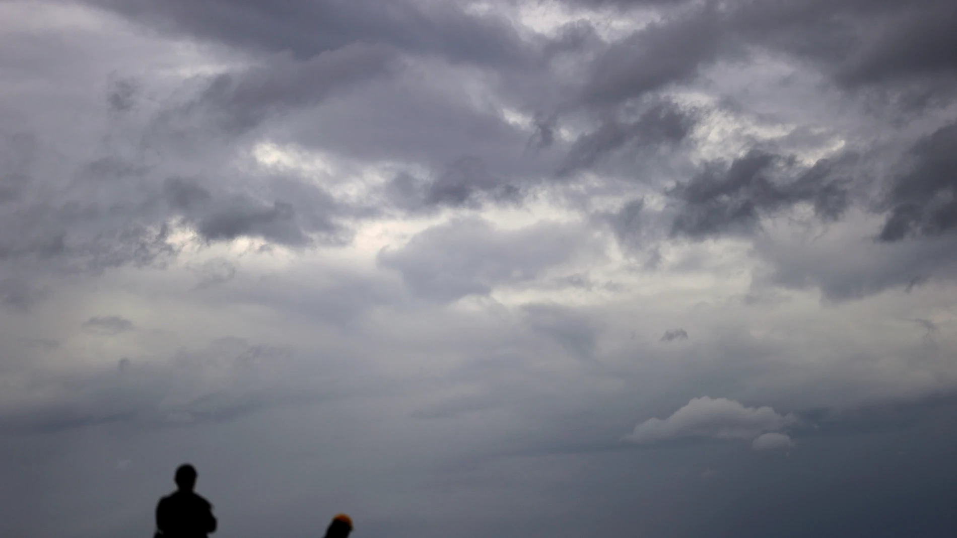 Aspecto que presentaba este martes el cielo sobre la ciudad de La Coruña