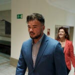 El portavoz de ERC Gabriel Rufián en los pasillos del Congreso antes del inicio de la Junta de Portavoces este martes.