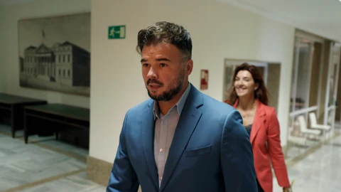 El portavoz de ERC Gabriel Rufián en los pasillos del Congreso antes del inicio de la Junta de Portavoces este martes.