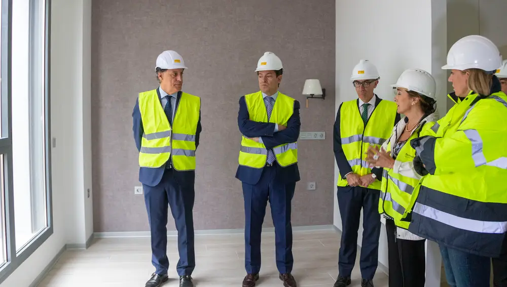 El presidente de la Junta de Castilla y León, Alfonso Fernández Mañueco, visita las obras de la nueva residencia de la tercera edad San Juan de Sahagún, en Salamanca. En la imagen junto a la consejera de Familia, Mª Isabel Blanco y el alcalde de Salamanca, Carlos García Carbayo