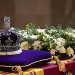 La corona imperial británica reposa sobre el ataúd de Isabel II