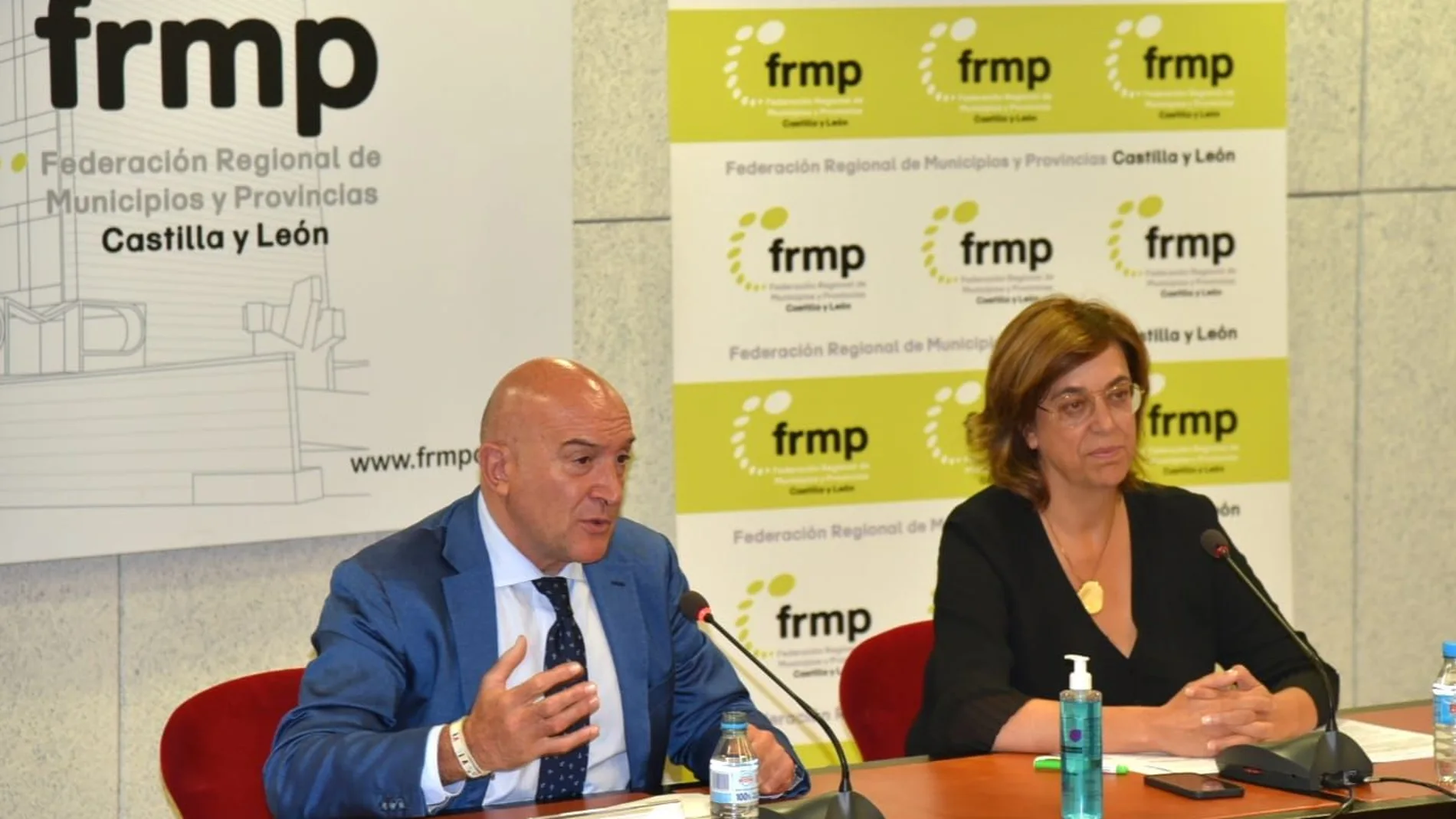 El consejero de la Presidencia, Jesús Julio Carnero, atiende a la prensa en compañía de la presidenta de la FRMP, Ángeles Armisén