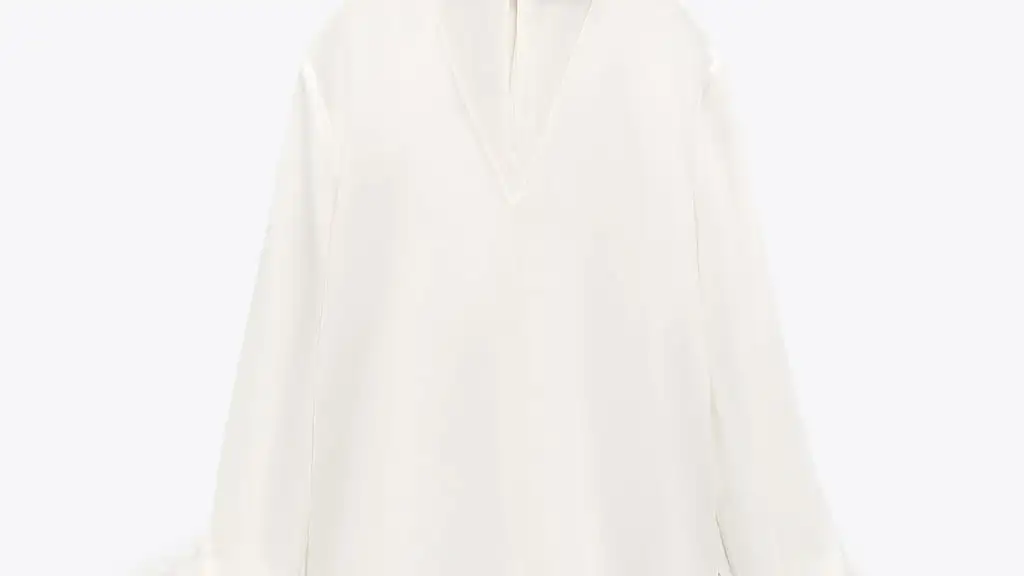 Blusa satinada plumas, de Zara