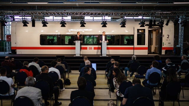 El consejero delegado de Talgo, Gonzalo Urquijo; y el consejero de Deutsche Bahn para el transporte de pasajeros de larga distancia, Michael Peterson, durante la presentación del tren
