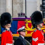 El ataúd de la reina Isabel II es trasladado desde el Palacio de Buckingham a Westminster