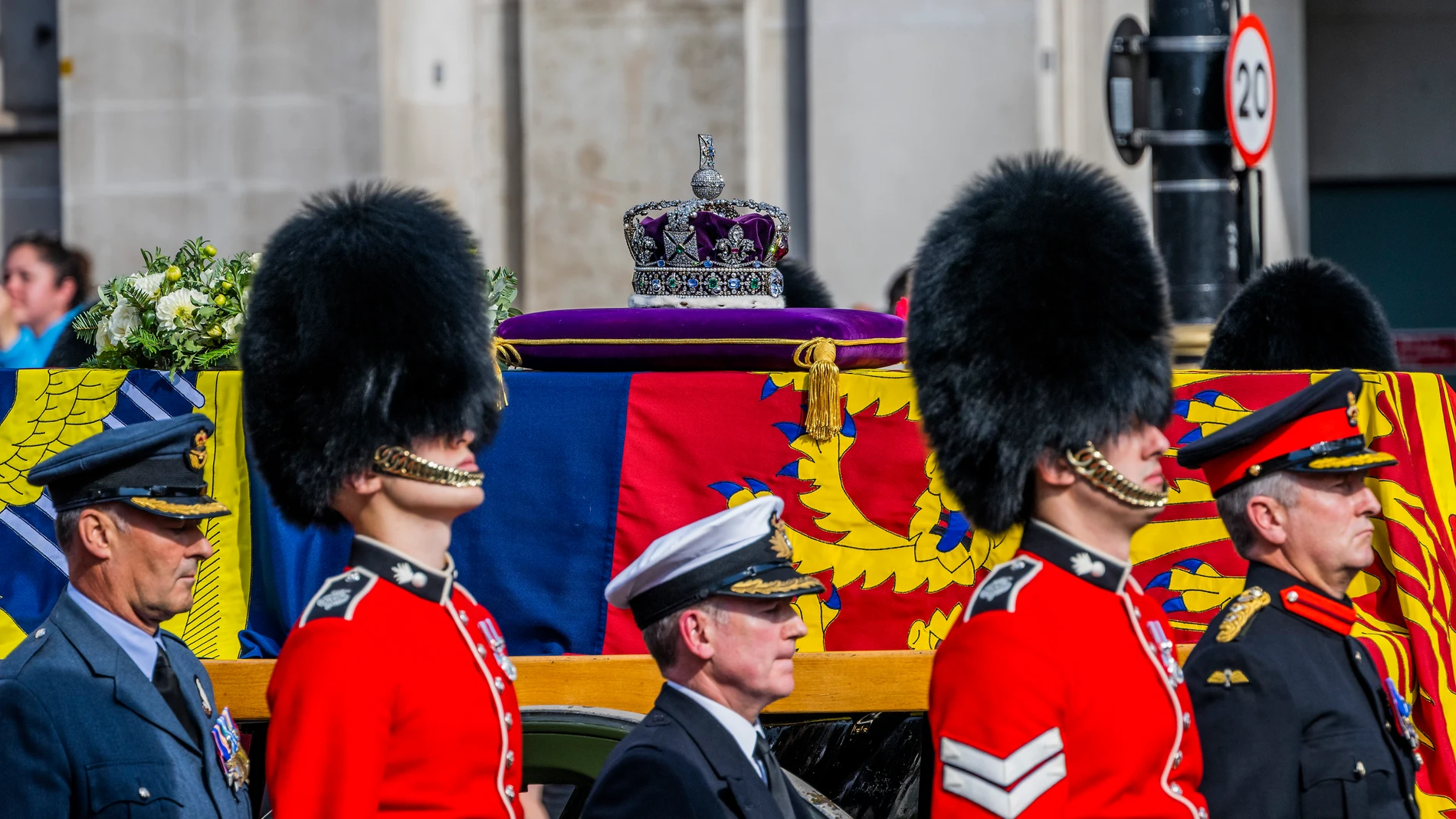 El ataúd de la reina Isabel II es trasladado desde el Palacio de Buckingham a Westminster