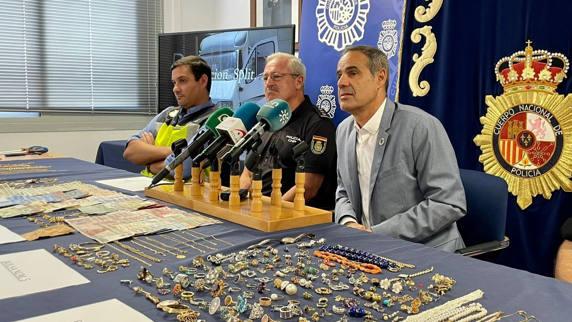 Rueda de prensa relativa a la detención de tres personas que se dedicaban a robar con fuerza en varios domicilios de la provincia de Cádiz