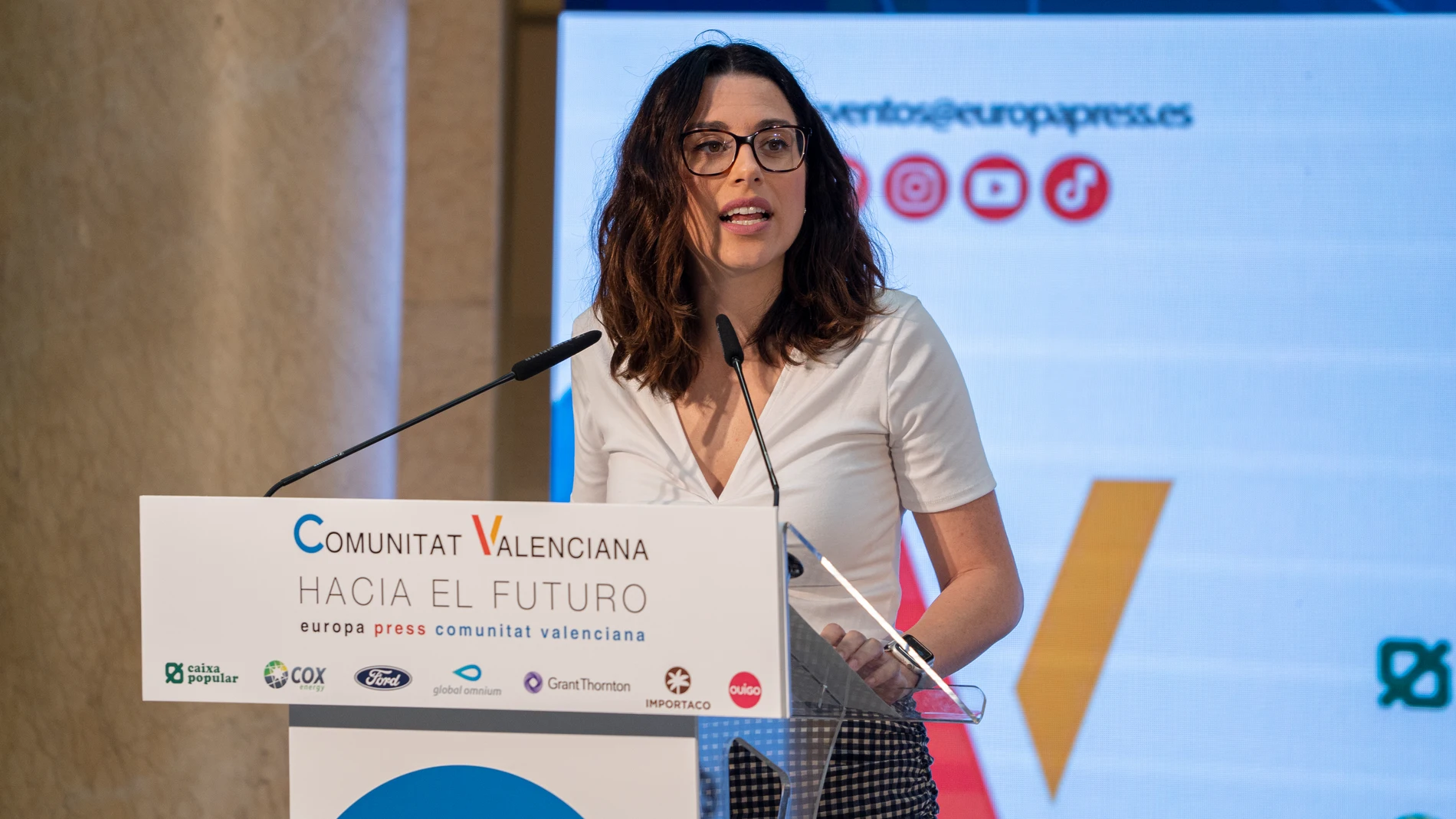 La vicepresidenta y portavoz del Consell, Aitana Mas, interviene durante la apertura del encuentro informativo organizado por Europa Press Comunitat Valenciana