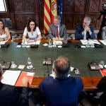 El president de la Generalitat, Ximo Puig (centro), preside la reunión de coordinación de la mesa de diálogo social de la Comunitat Valenciana