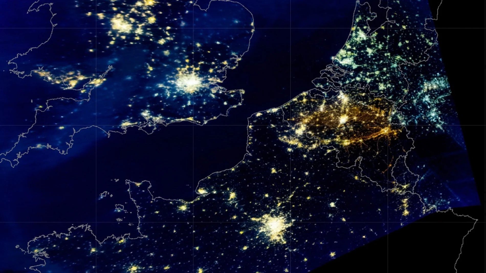 Investigadores de la UCM comprueban que las noches de Europa son cada vez "más brillantes" por la contaminación lumínica. En la imagen, Iluminación de Bélgica, Países Bajos y Alemania