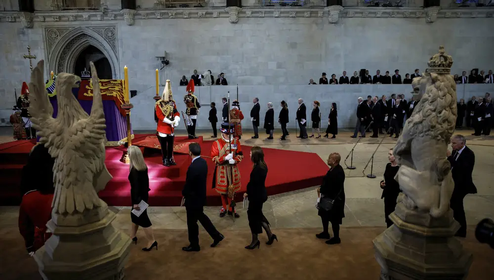 Varias personas pasan junto al féretro de Isabel II en Westminster Hall