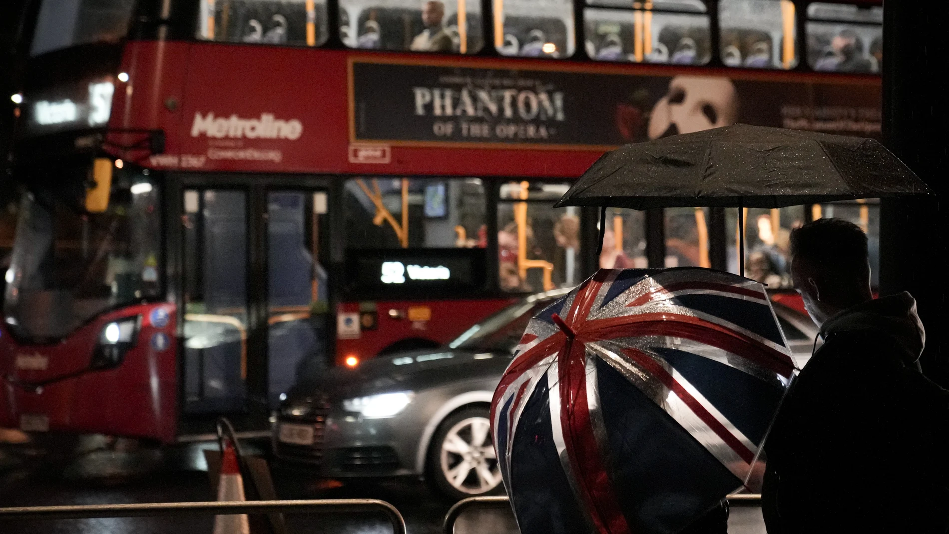 Londinenses observan bajo la lluvia el traslado del ataúd de Isabel II a Buckingham