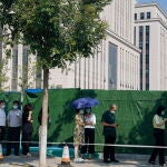 Gente haciendo cola en uno de los cientos de puestos en Beijing para hacerse PCRs