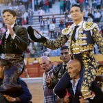 El diestro José Mari Manzanares (d) y el rejoneador y Diego Ventura salen a hombros tras el primer festejo, hoy jueves, de la feria de Guadalajara. EFE/Pepe Zamora