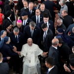 El papa Francisco (c) rodeado de religiosos durante su encuentro con fieles y representantes del clero en la catedral de Nuestra Señora del Perpetuo Socorro en Nursultán (Kazajistán)