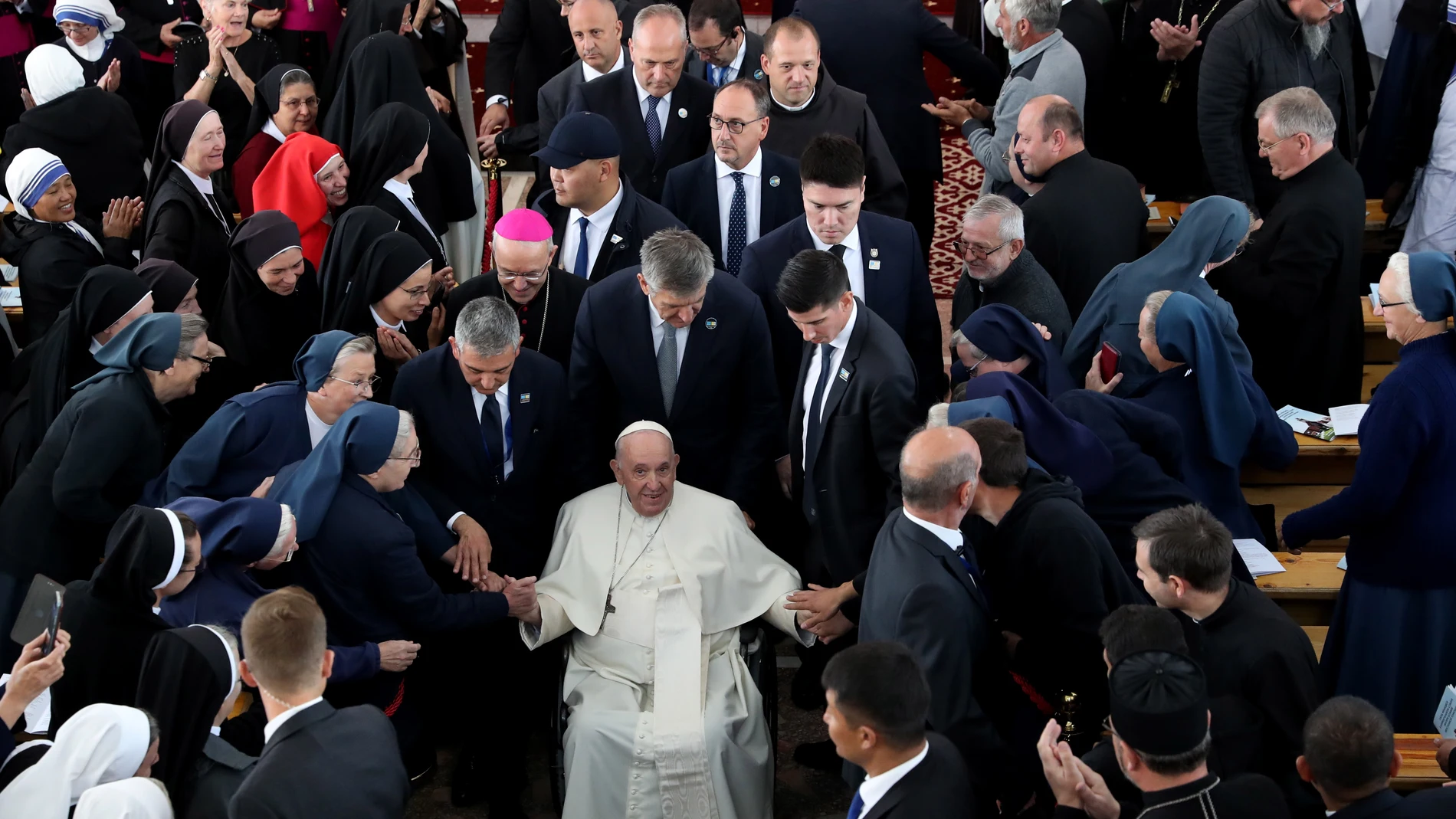 El papa Francisco (c) rodeado de religiosos durante su encuentro con fieles y representantes del clero en la catedral de Nuestra Señora del Perpetuo Socorro en Nursultán (Kazajistán)